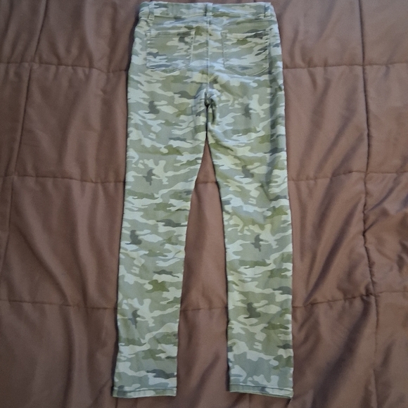 Camoflage Stretch Waistband Skinny Jeans. Size Large. - Picture 2 of 6